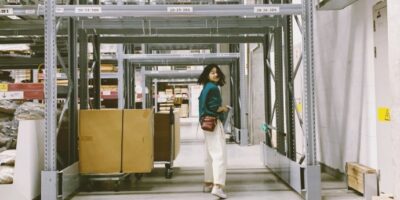 Kvinde i Ikea lageret