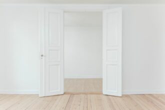 Store hvide dobbeltdøre i et åbent rum