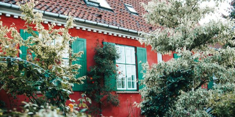 Nye vinduer på rødt hus med have